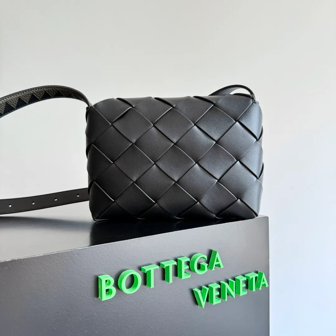 Batch 1860 BOTTEGA VENETA new Diago crossbody bag The dynamic silhouette is built diagonally to show the unique ingenuity. As a member of the B family's early autumn series, it uses the highest quality calfskin. The entire bag is softer, thick and weighty, and durable. It is equipped with an adjustable strap. The texture of the 3cm wide leather strap is very similar to the litchi pattern. It is slightly stiffer than the litchi pattern. It is low-key, luxurious and full of connotation. It is refreshing and comfortable to match the upper body. Hu Yitian was also successfully captured by it. Style number: 795637 (817921) Size: 22.5*16.5*5.5cm